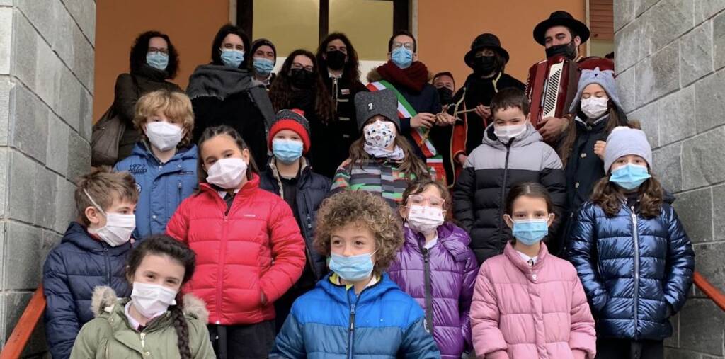 Rifreddo, maschere in visita alle scuole per la felicità dei bambini