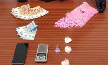 Mille pasticche di ecstasy in auto e bustine di ketamina in casa: arrestato 30enne