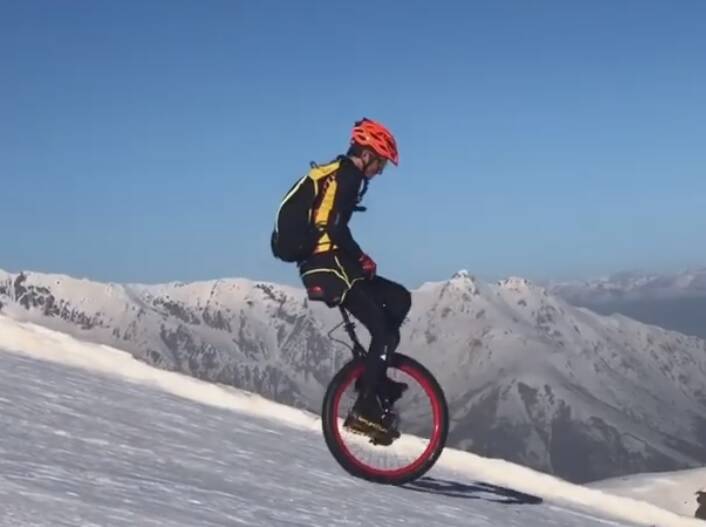 Giù dalla Turra in monociclo: l’ennesima impresa sulle nevi del 22enne Marco Liprandi