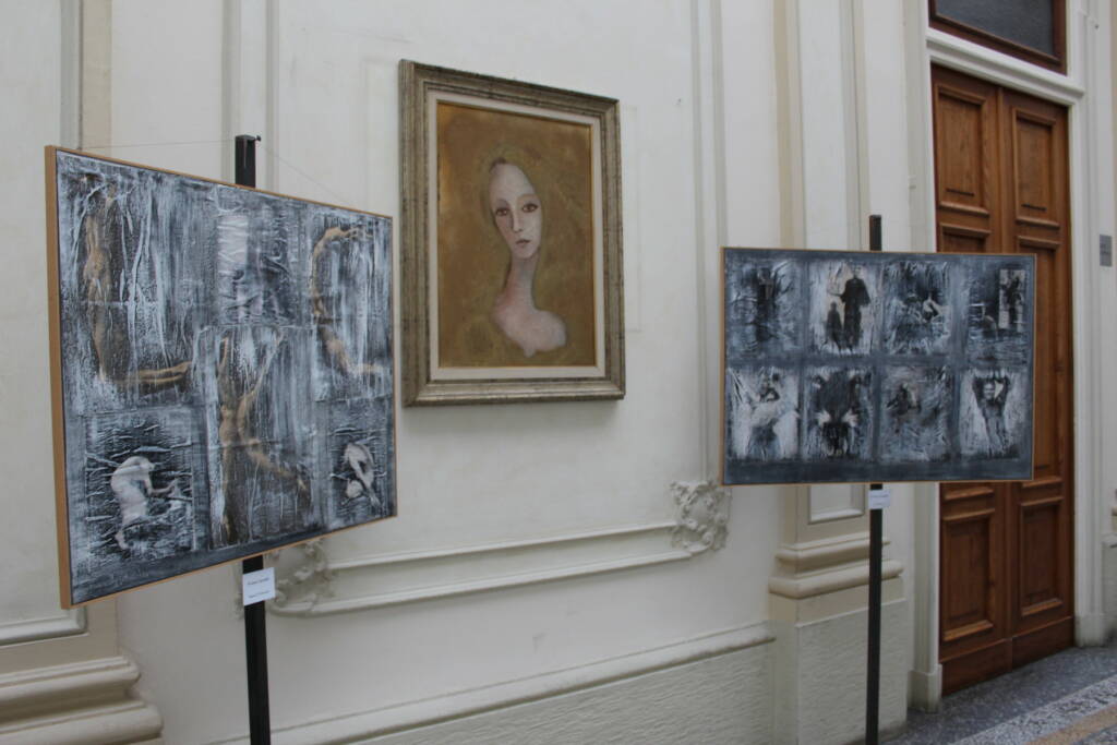 Alba, “Donna, creatura dai tanti volti” esposizione di opere dell’artista Viviana Gonella nei locali del Palazzo comunale