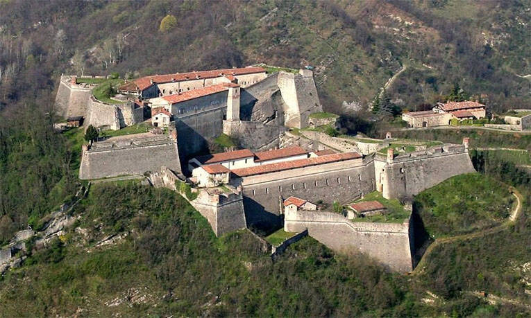 Tra i vitigni di uva Cortese sulle colline del Monferrato il Forte di Gavi