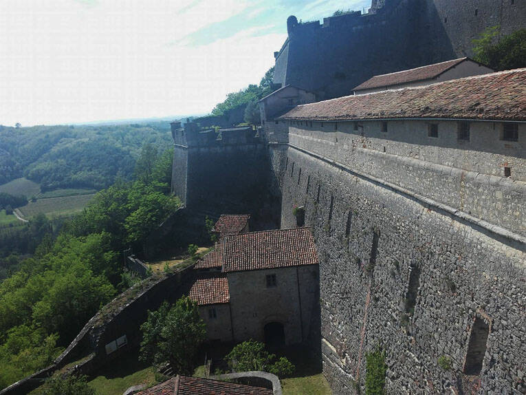 Tra i vitigni di uva Cortese sulle colline del Monferrato il Forte di Gavi