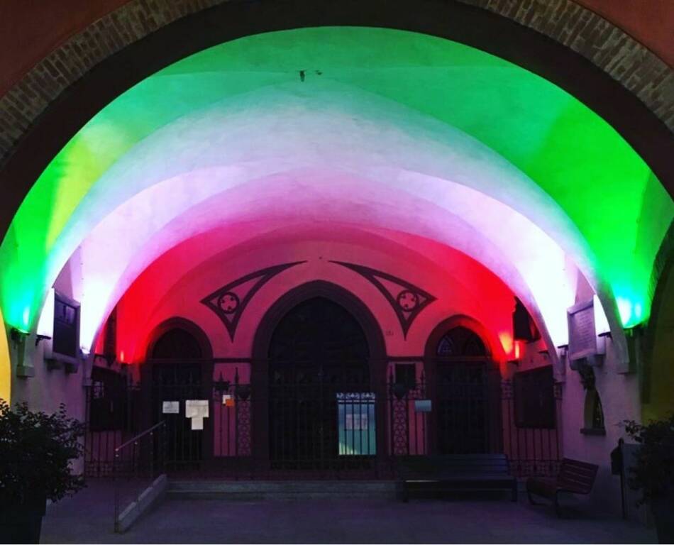 Alba, i portici del Municipio e le torri di piazza Risorgimento illuminati con il tricolore