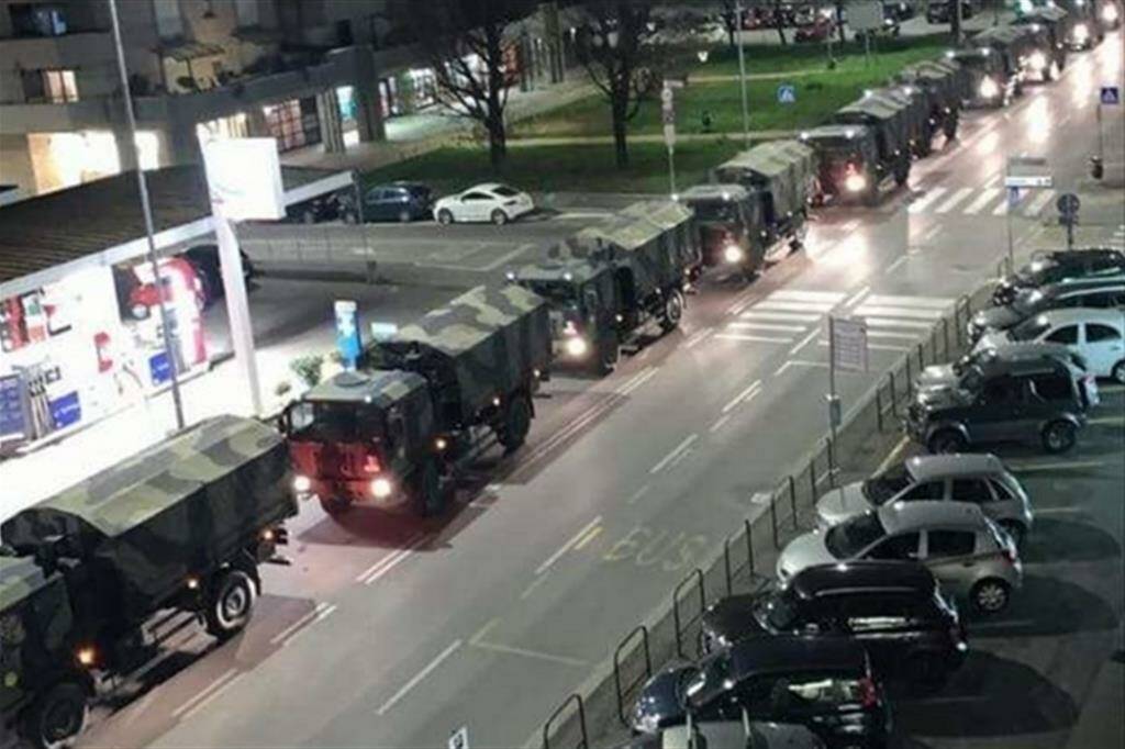 Giornata nazionale vittime Covid, 18 marzo: un anno fa il dramma delle bare sui camion militari che attraversavano Bergamo