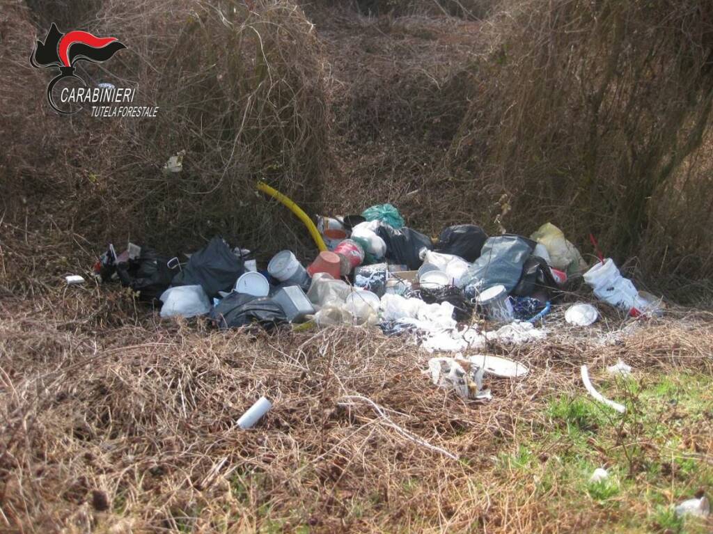 Montaldo Roero, abbandonano rifiuti in una scarpata: individuati i responsabili