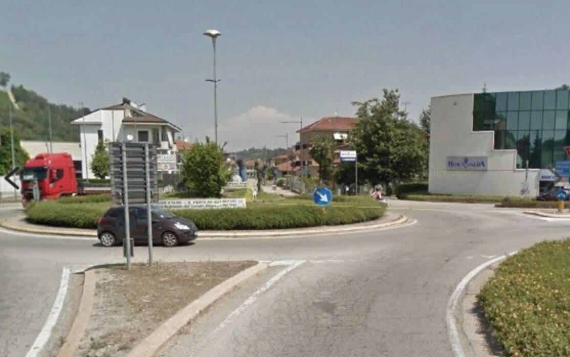Vezza d’Alba, nuovi asfalti alla rotatoria in località Borbore