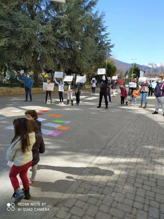 Caraglio, manifestazione contro la chiusura delle scuole