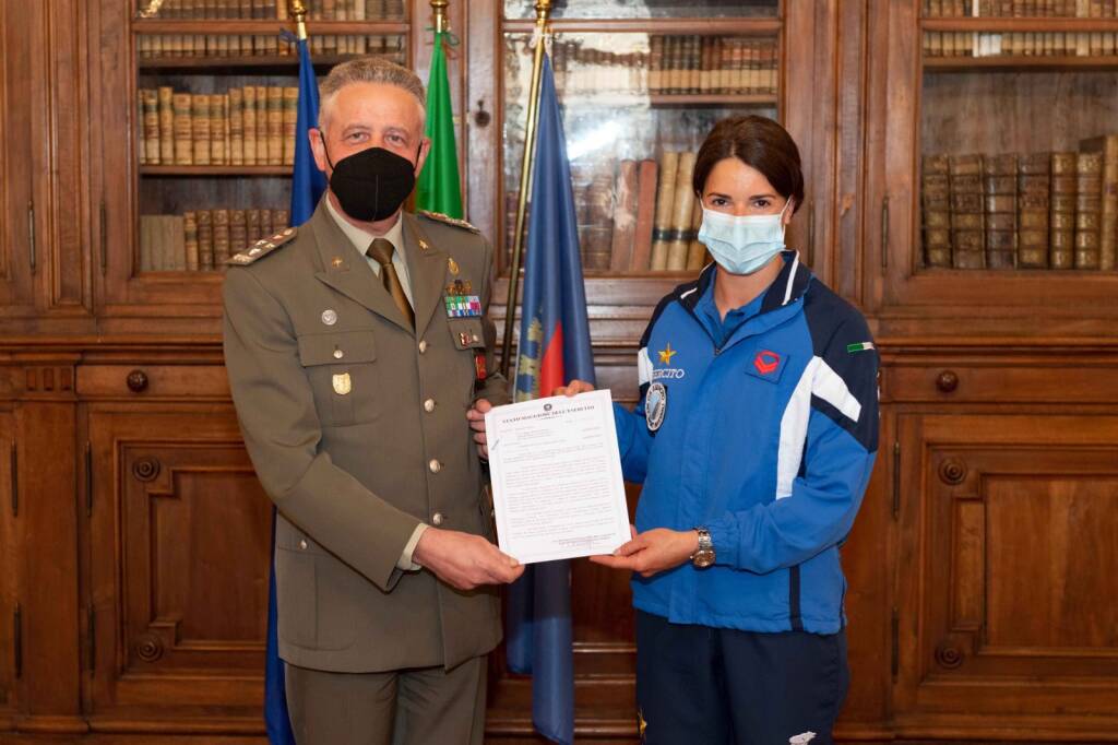 Marta Bassino ricevuta dal Generale Serino con gli atleti del CS Esercito distintisi nell’ultima stagione
