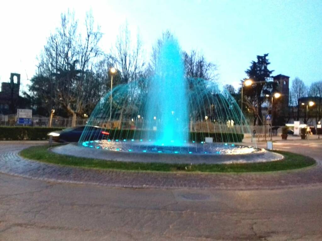 Fossano, nella giornata Mondiale sull’Autismo la fontana di piazza Picco si colora di blu