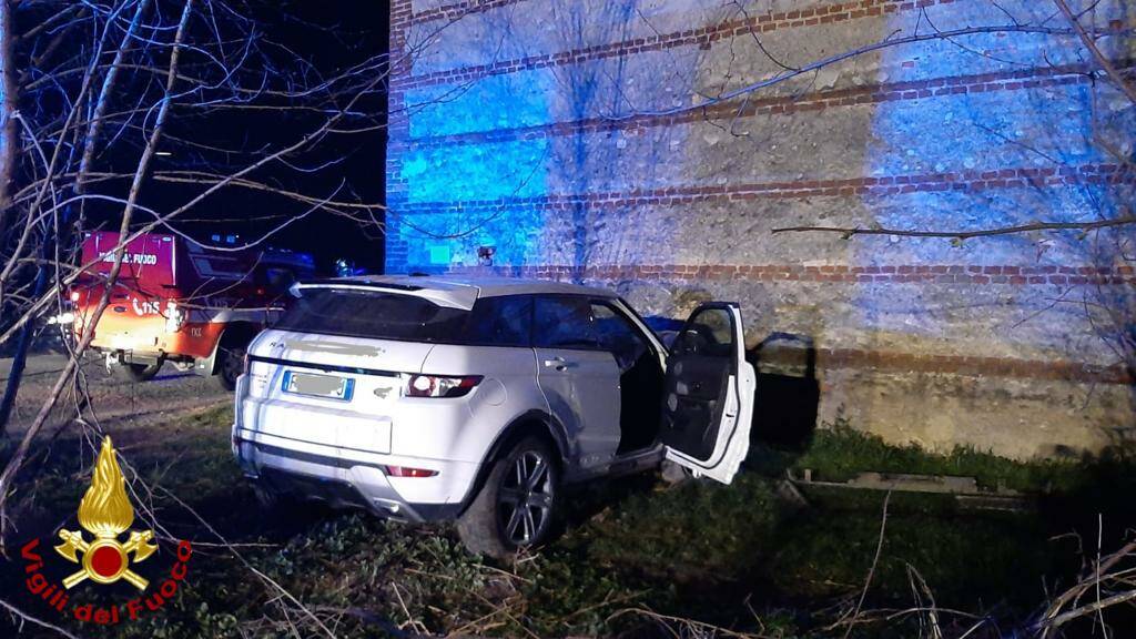 Centallo, auto contro un muro in località Boschetti: muore il conducente