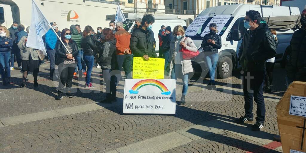 “Discriminati e penalizzati da un Governo di incapaci”: ItalExit Cuneo con ambulanti e contesta Cirio