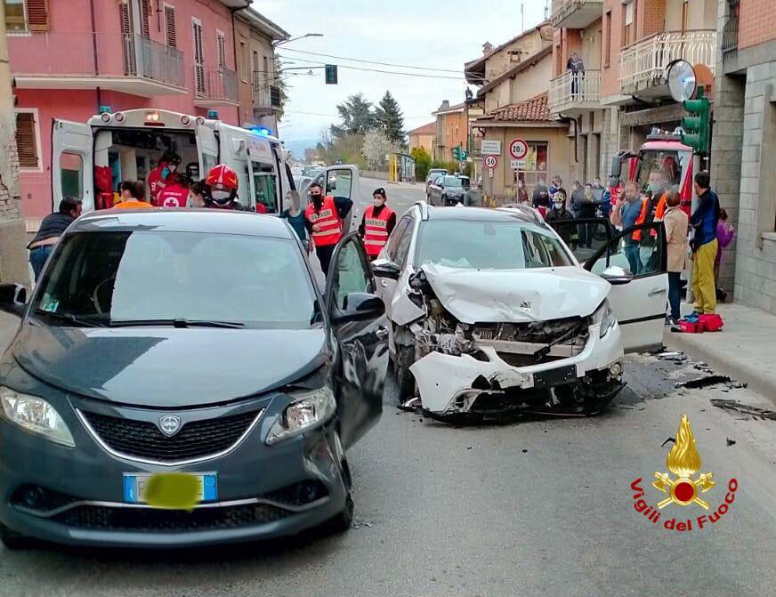 Incidente stradale a Rocca De’ Baldi: si scontrano due autovetture