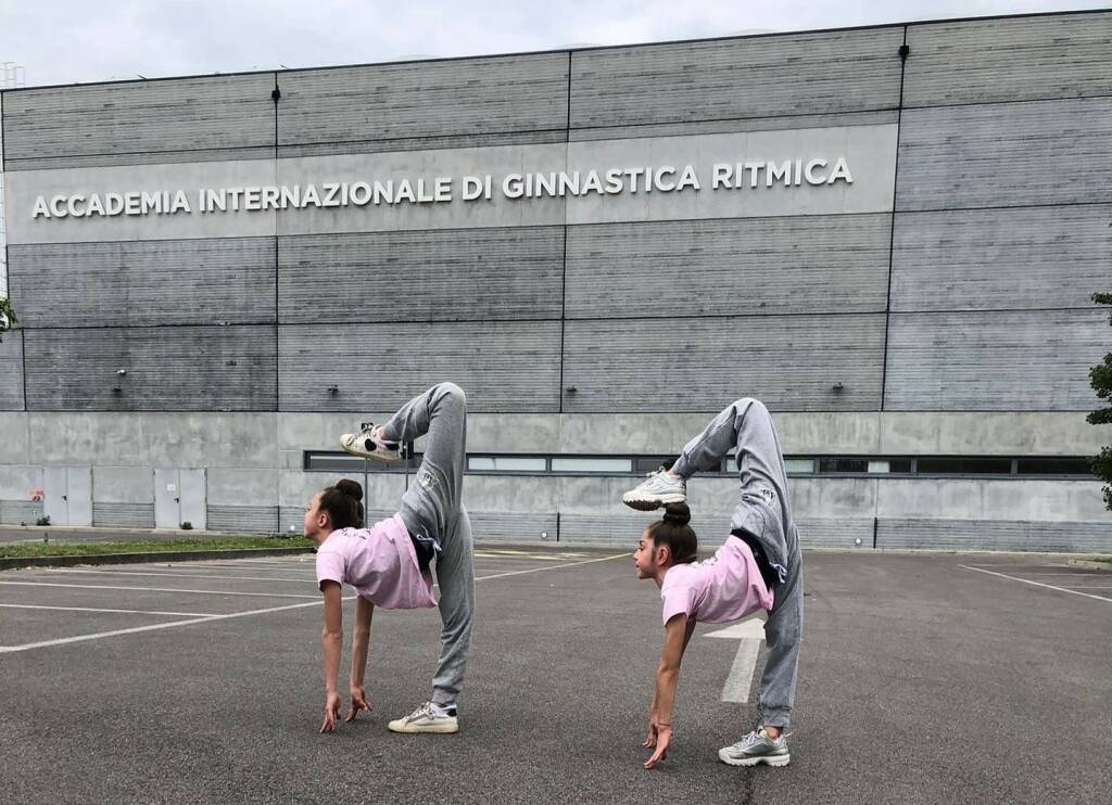 Due ginnaste della Ginnastica Libertas Saluzzo in allenamento presso la “Casa delle Farfalle” di Desio