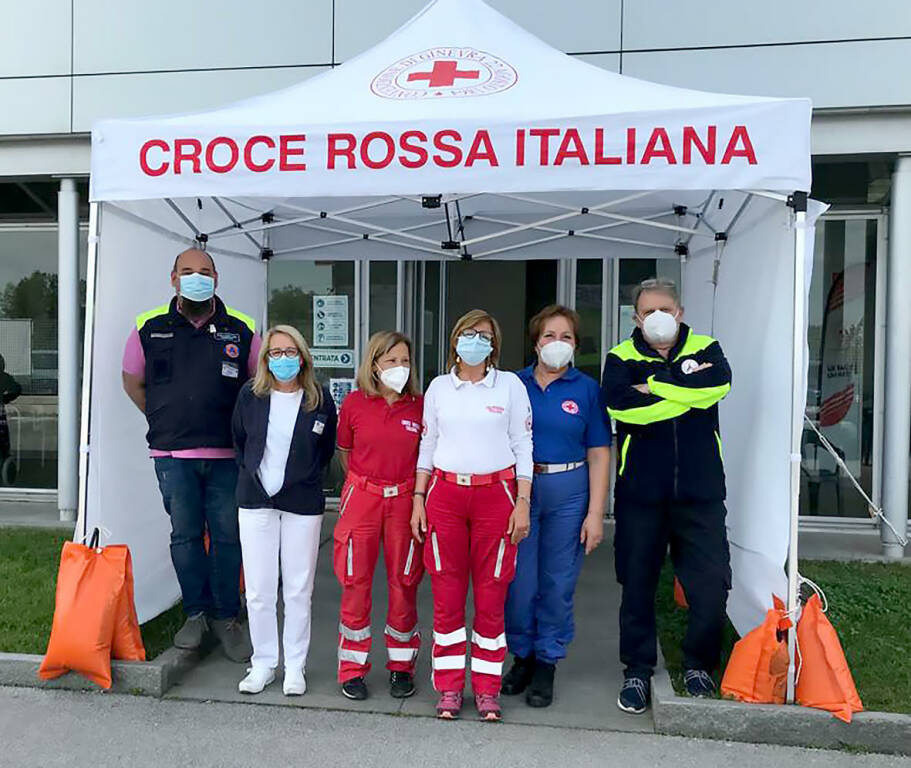 Protezione Civile e Croce Rossa di Mondovì presenti al Centro Vaccinale ex Valauto