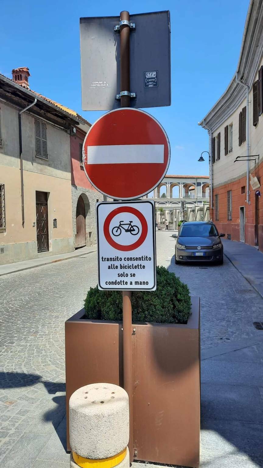 Costigliole Saluzzo, via Vittorio Veneto a senso unico anche per bici e monopattini