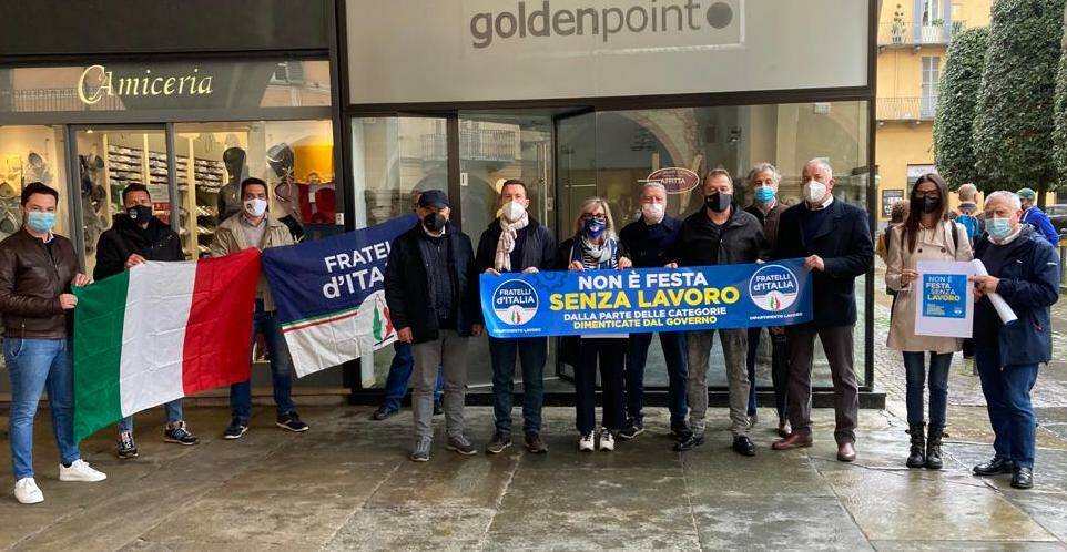 “Non è festa senza lavoro”: Fratelli d’Italia in piazza a Cuneo