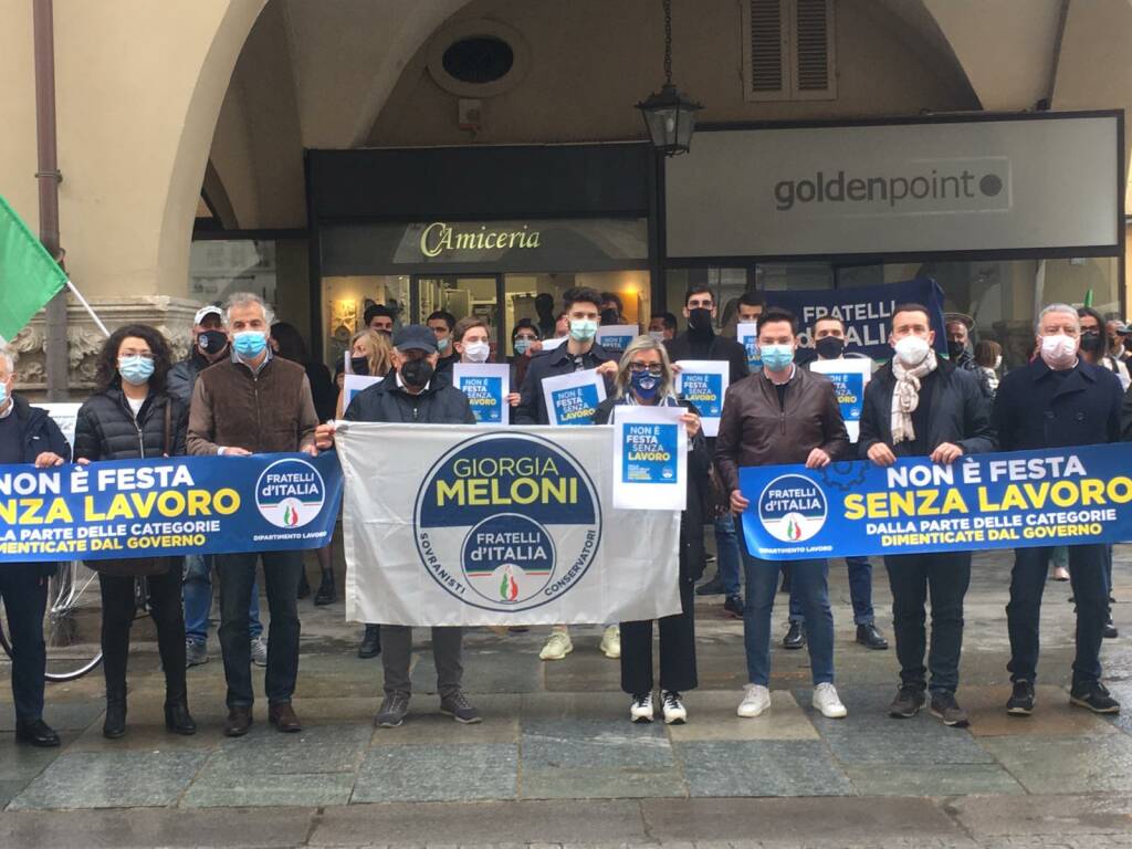 “Non è festa senza lavoro”: Fratelli d’Italia in piazza a Cuneo