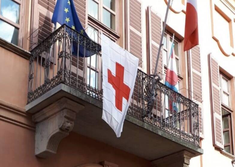 Busca, la bandiera della Croce Rossa dal Palazzo comunale