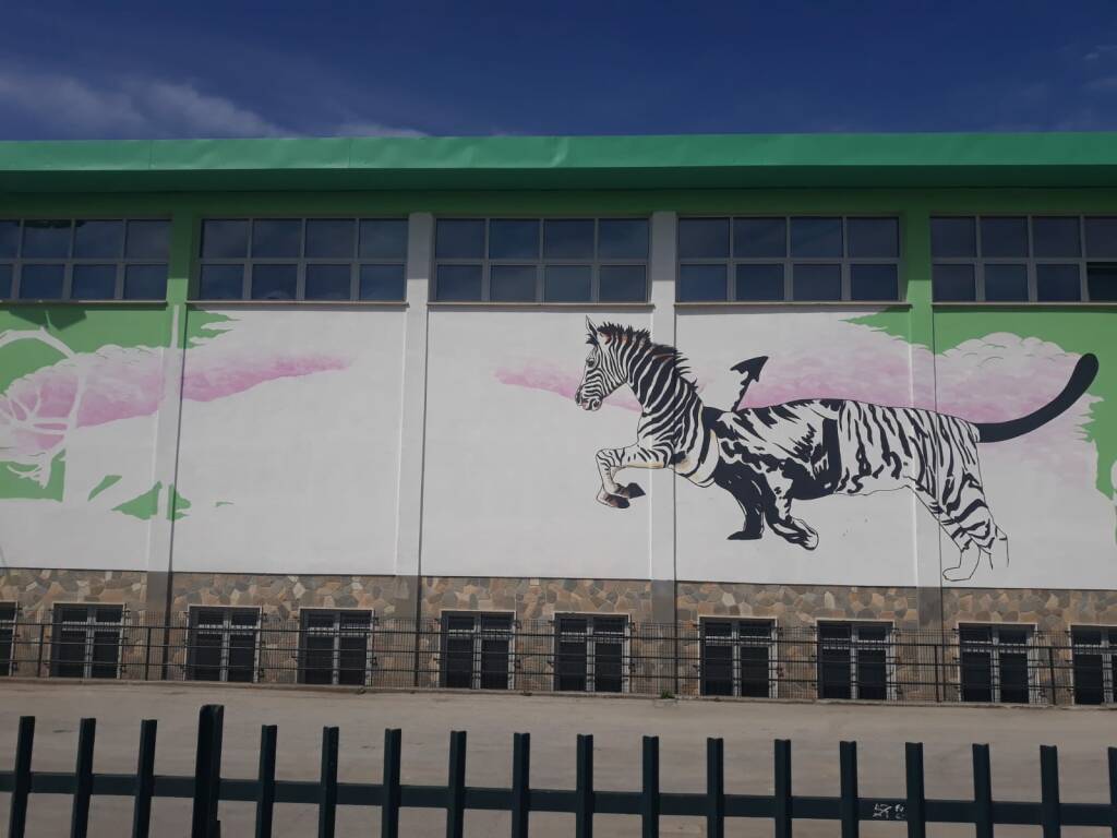 Una street art ecologica per decorare la facciata della Scuola Media “Franco Centro” di Madonna dell’Olmo