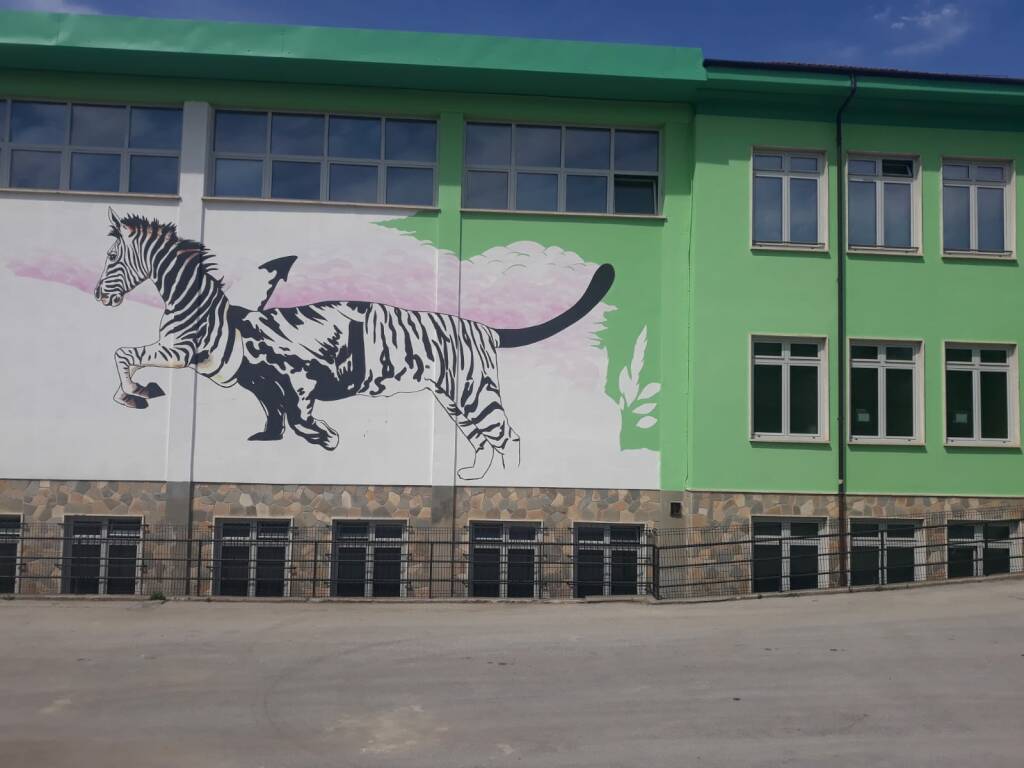 Una street art ecologica per decorare la facciata della Scuola Media “Franco Centro” di Madonna dell’Olmo