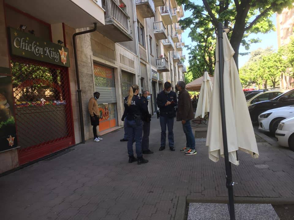 Cuneo, tensione in via Silvio Pellico: sfasciata la vetrata di un negozio