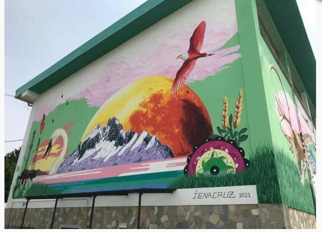 Chiara Gribaudo entusiasta per la street art di Iena Cruz sulla facciata della scuola di Madonna dell’Olmo