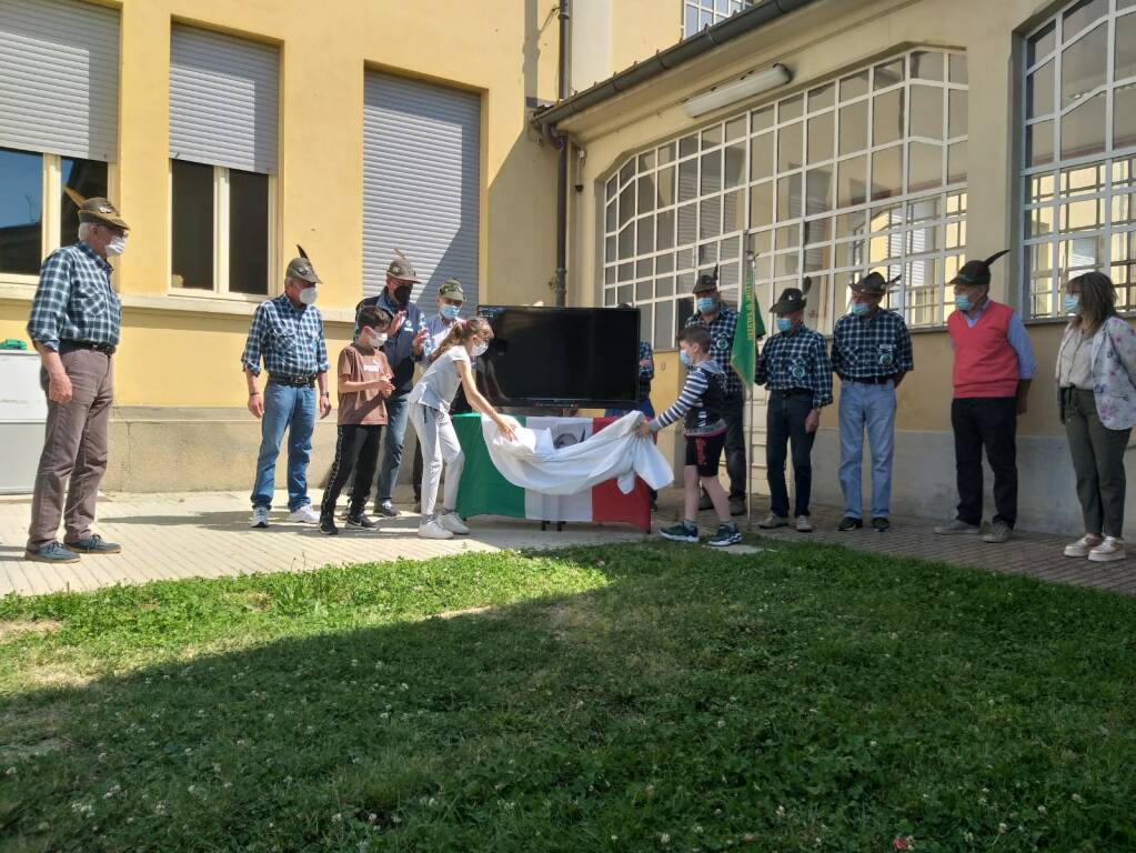 Moretta, gli Alpini donano una tv alla scuola elementare
