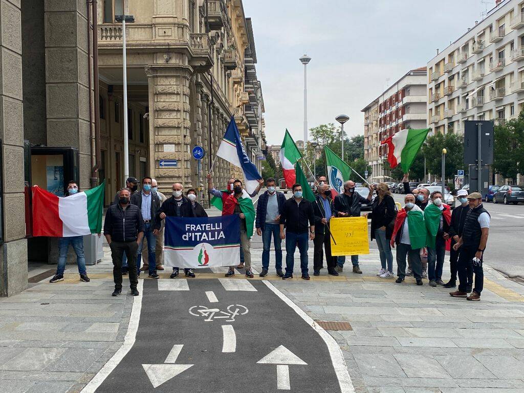 “Non bastano i vigili a mezzo servizio”: Fratelli d’Italia cuneesi manifestano in corso Giolitti