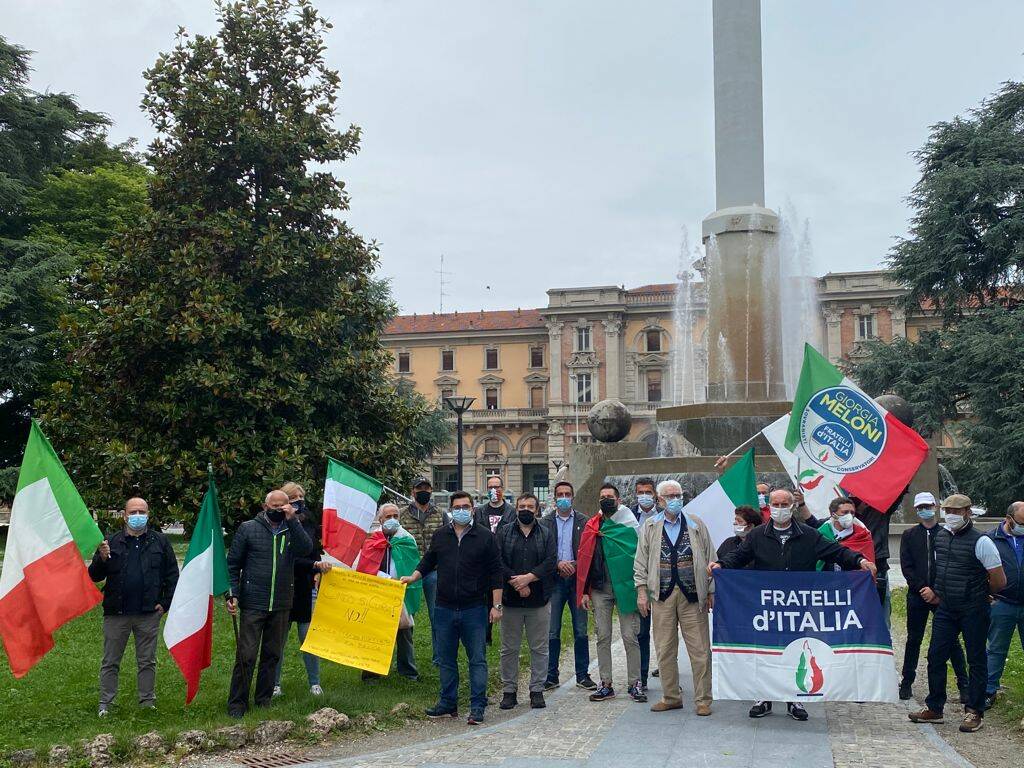 “Non bastano i vigili a mezzo servizio”: Fratelli d’Italia cuneesi manifestano in corso Giolitti