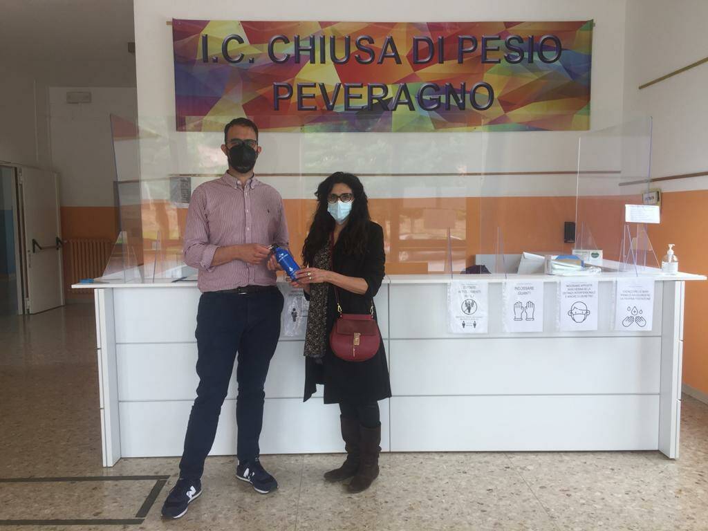 Meno plastica a Chiusa Pesio, il sindaco regala borracce in alluminio agli studenti