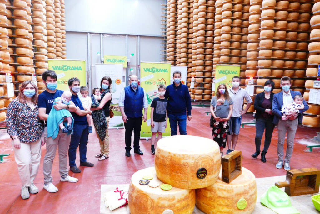 Valgrana premia i primi cuneesi nati nel 2021 con una forma di formaggio