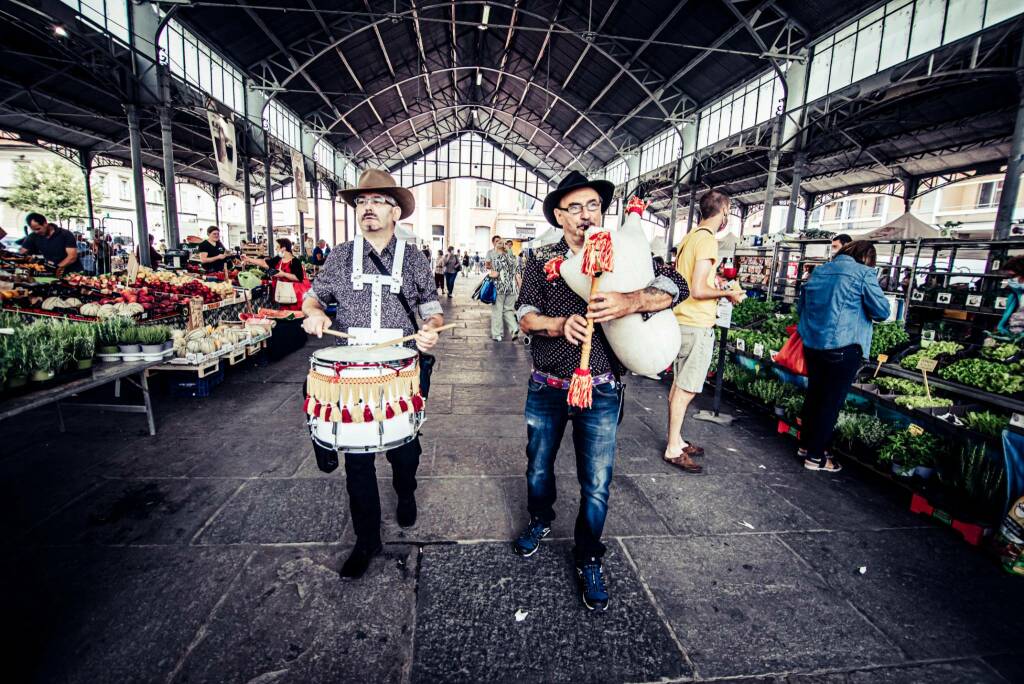I trovatori della Grande Orchestra Occitana nei mercati di 12 città della provincia di Cuneo