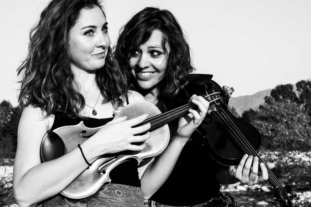 Boves, oggi al mercato suonano due sorelle violiniste