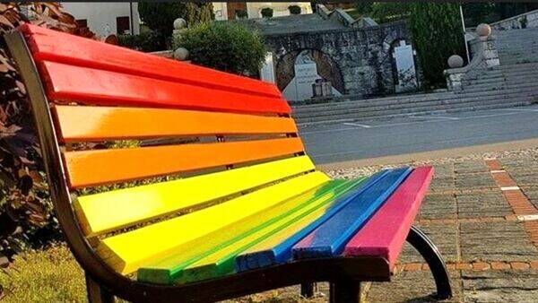 Cuneo, al Parco della Resistenza la panchina arcobaleno contro l’omofobia