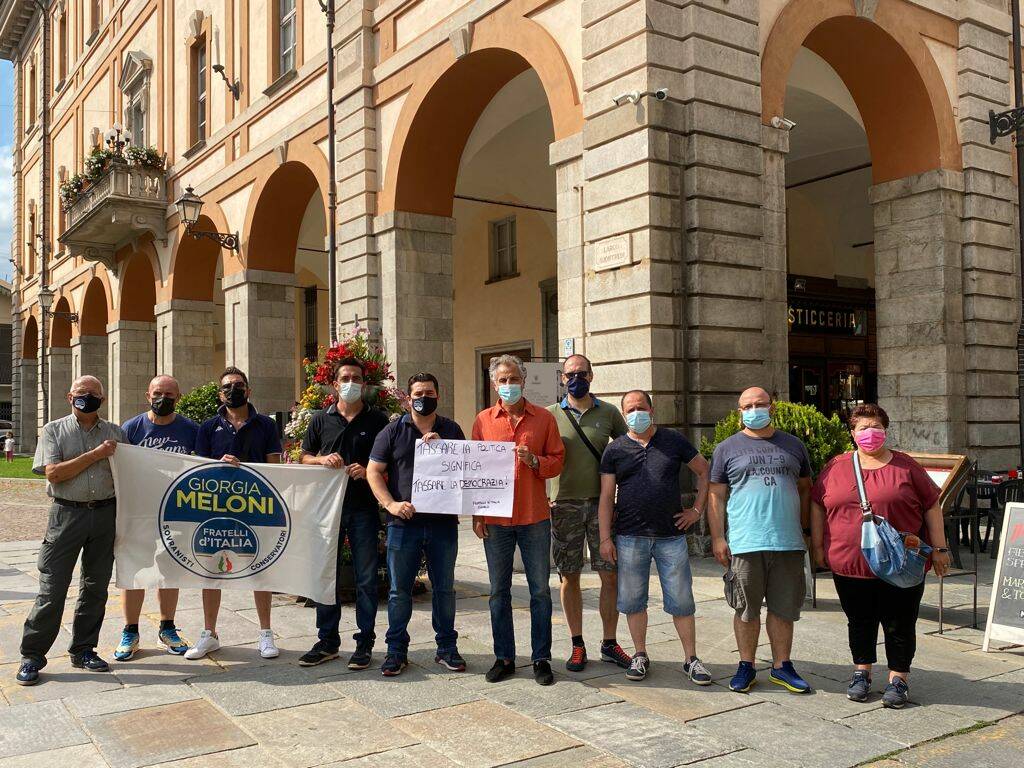 “Tassare la politica significa tassare la democrazia”: sit-in di Fratelli d’Italia a Cuneo