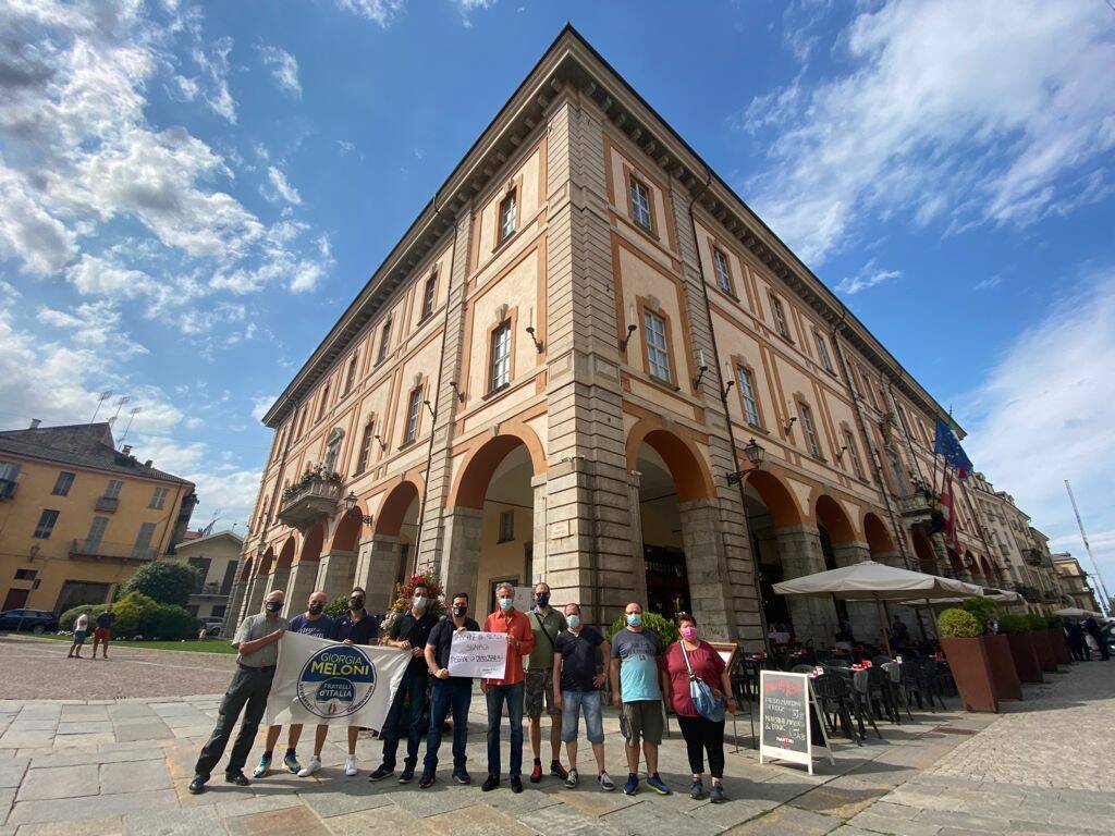 Fratelli d'Italia Cuneo sit-in tassare democrazia