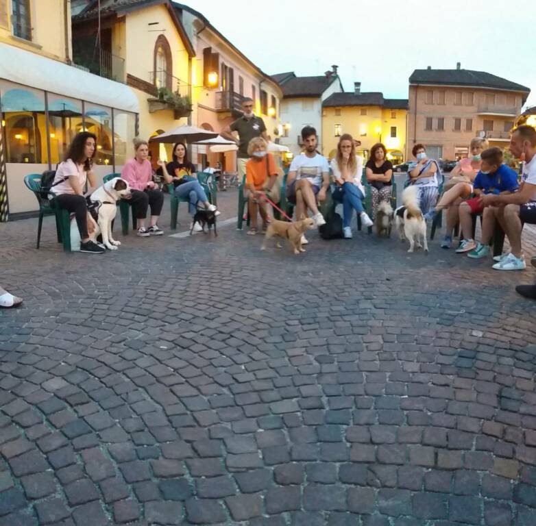 Serata canina in piazza a Moretta