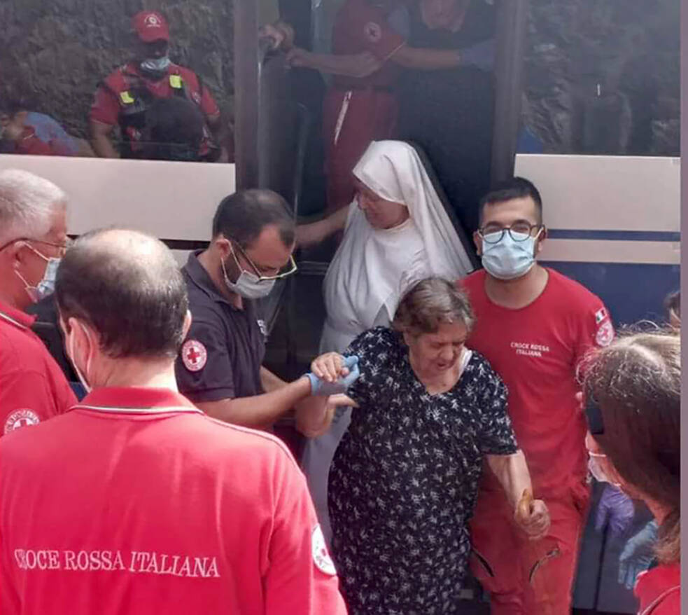 Il volontario della Croce Rossa di Mondovì nella Sardegna che brucia