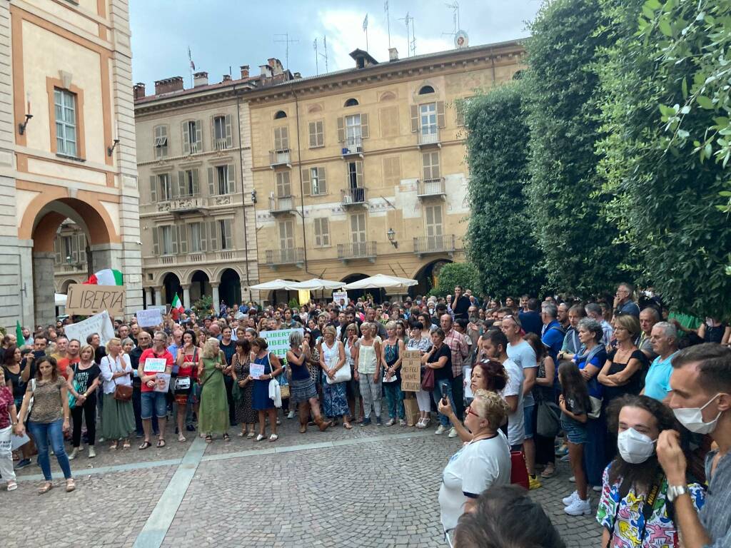 Cuneo, in Largo Audiffredi la protesta contro il Green Pass