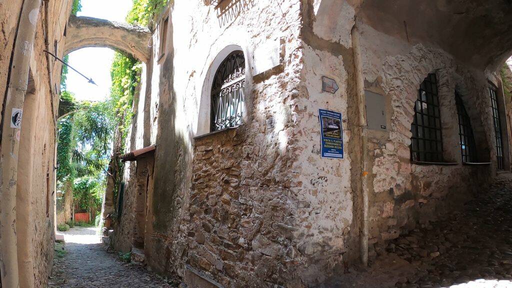 Assapora la magia di Bussana Vecchia: un luogo fuori dal tempo che domina Sanremo