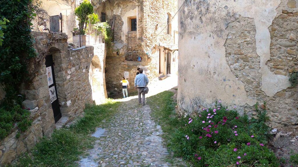 Assapora la magia di Bussana Vecchia: un luogo fuori dal tempo che domina Sanremo