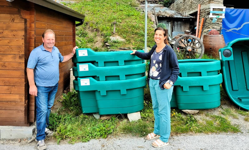 Il Parco del Monviso consegna le vasche mobili da pascolo alle aziende agricole di Ostana