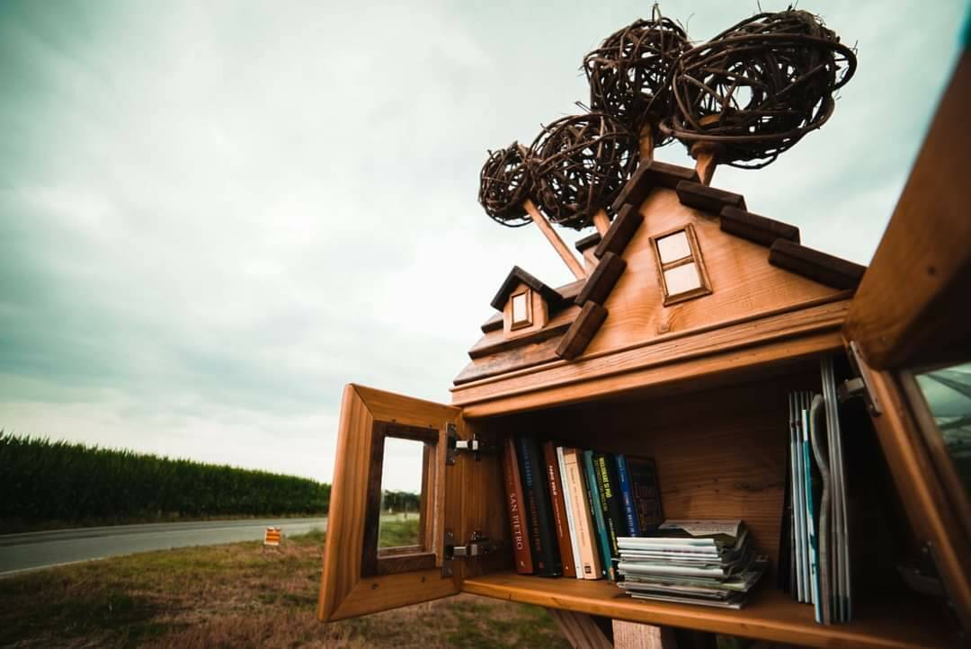 Nei frutteti di San Benigno è spuntata una casetta-libreria di legno