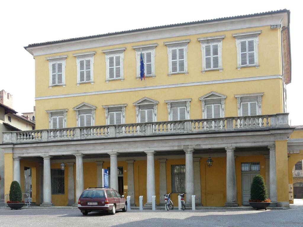 Bra celebra il lavoro italiano all’estero illuminando Palazzo Garrone