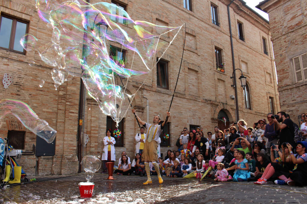 Cuneo, spettacolari bolle di sapone giganti e divertente commedia di burattini a “Incanti in città”