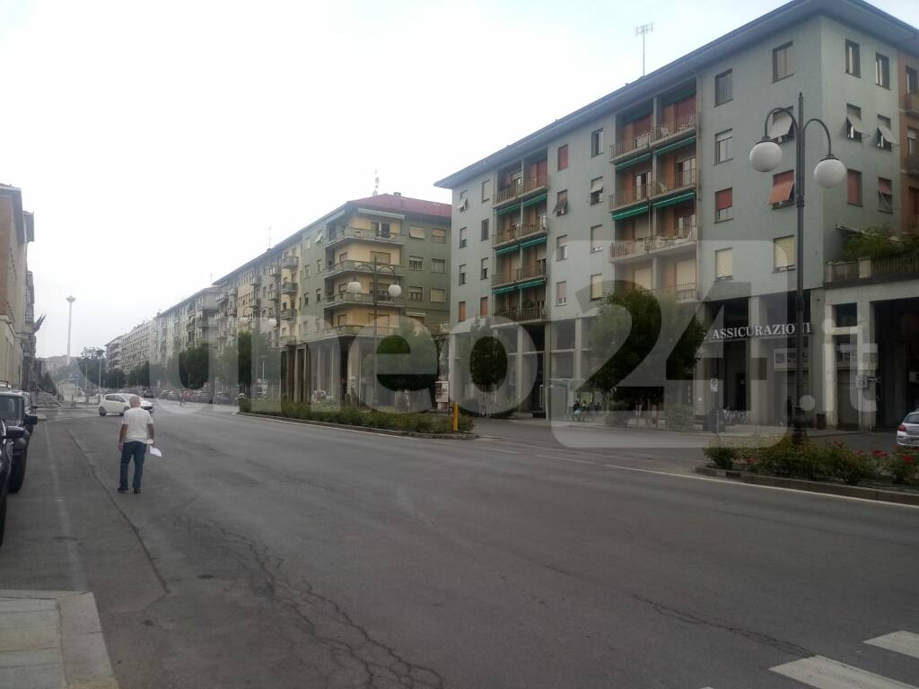 Lenzuola bianche da finestre e balconi: a Cuneo la protesta contro il degrado in zona stazione