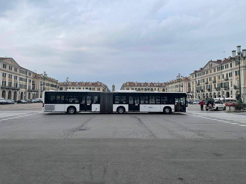 Bus Company potenzia il trasporto degli studenti con un autobus snodato da 18 metri
