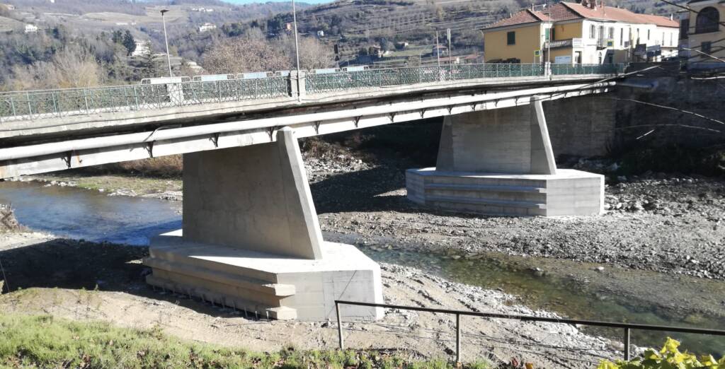 Cortemilia, lavori di consolidamento del ponte sul fiume Bormida