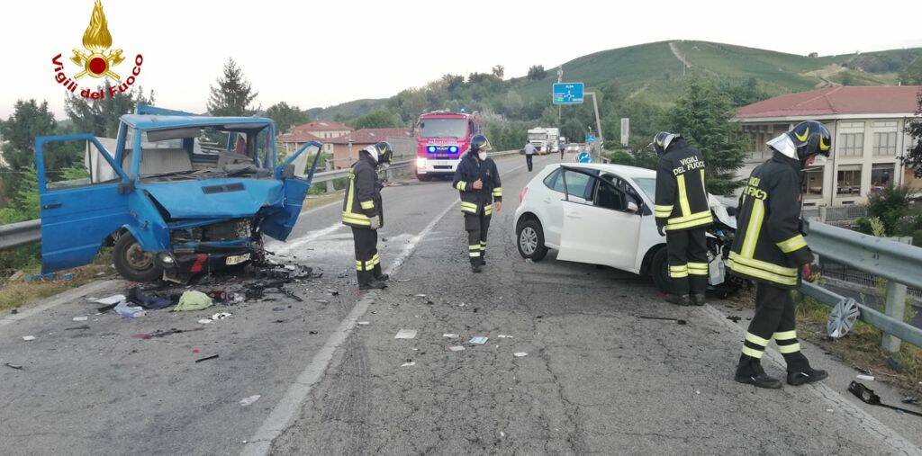 Auto e furgone si scontrano tra Canale e Montà: gravi due persone