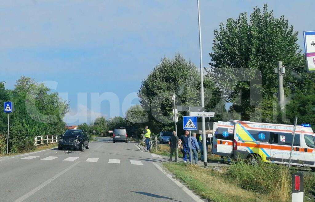 Incidente tra due auto a San Lorenzo di Peveragno, una finisce la corsa ribaltandosi in un campo